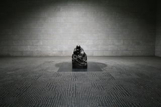 和尚西装坐着的男人