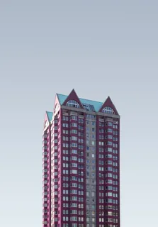 红色和灰色混凝土建筑