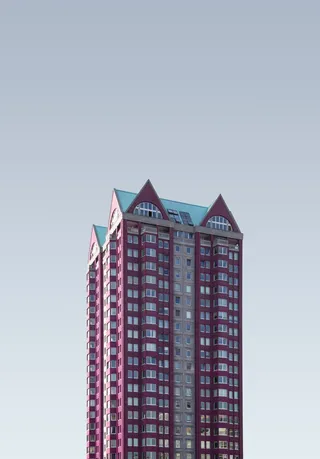 红色和灰色混凝土建筑