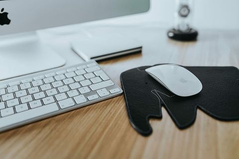 带大象鼠标垫的白苹果iMac电脑