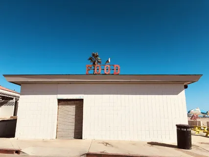 白色木制食品屋