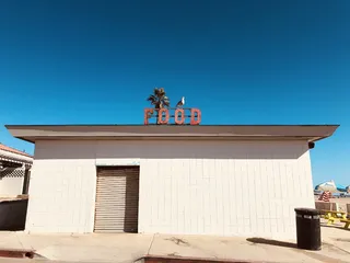 白色木制食品屋