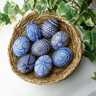 蓝色和白色瓦西彩蛋饰品，放置，椭圆形，柳条篮子，索布复活节彩蛋，复活节彩蛋，复活节装饰