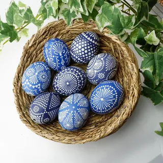 蓝色和白色瓦西彩蛋饰品，放置，椭圆形，柳条篮子，索布复活节彩蛋，复活节彩蛋，复活节装饰