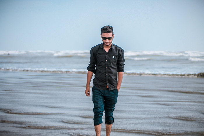 人在海边行走的照片