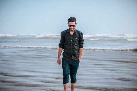 人在海边行走的照片