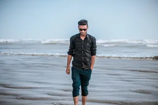 人在海边行走的照片