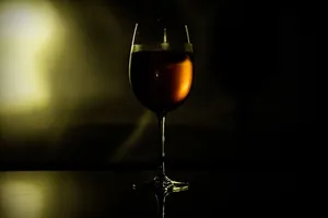 尽管如此，物品、物品、葡萄酒、玻璃杯、光线、阴影、剪影