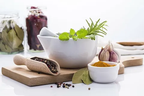 薄荷、薄荷、研钵、杵、蔬菜、香料、香草、切碎 薄荷、薄荷、研钵、杵、蔬菜、香料、香草、切碎