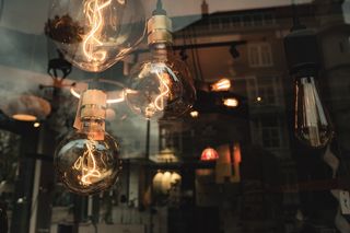 玻璃面板内单个未点亮灯泡附近有三个点亮的灯泡