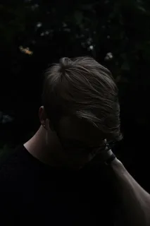 戴眼镜的男人，男人，黑色，倾斜，向下，眼镜，深色，夜晚