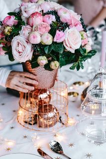 双手装饰圣诞桌