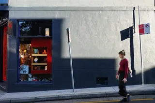 走在小路上的女人