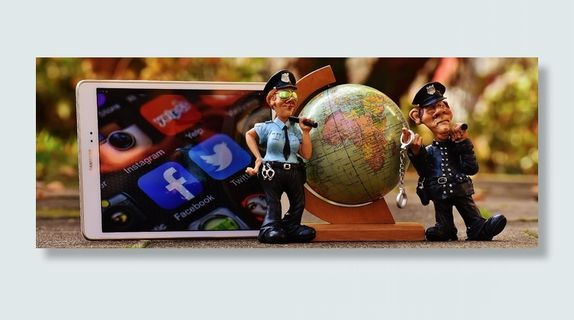 警察雕像，旁边，智能手机，社交媒体，互联网，安全，全球，全球