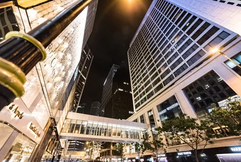 白色建筑的低角度摄影 白色建筑的低角度摄影