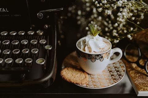 咖啡装在一个装饰性的杯子里，上面有金色的装饰物