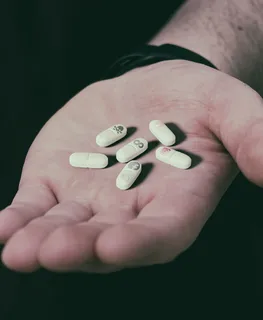 手头有六粒白色药丸 手头有六粒白色药丸