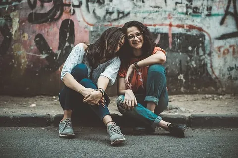 人,女人,街道,涂鸦,可爱,友谊,乐趣,女孩 人,女人,街道,涂鸦,可爱,友谊,乐趣,女孩