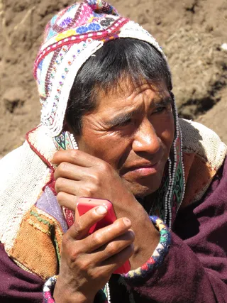 秘鲁，秘鲁人，智能手机，真人，一个人，生活方式，成年人，女人