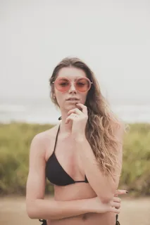 穿黑色泳衣的女人 穿黑色泳衣的女人