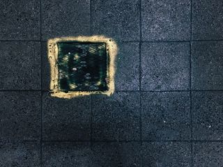 两块黑色和棕色的木板