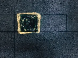 两块黑色和棕色的木板