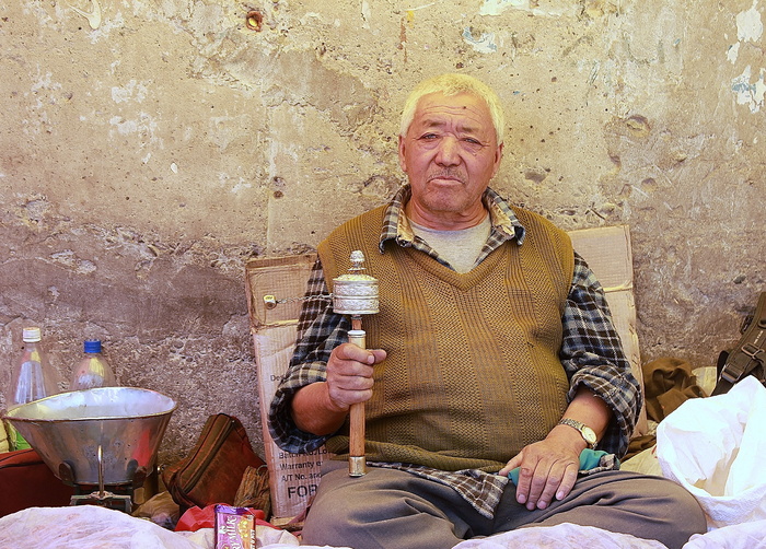 印度，拉达克，商人，祈祷，佛教，老年人，一人，老年人