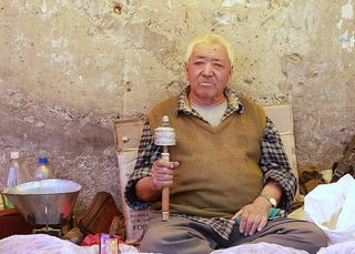 印度，拉达克，商人，祈祷，佛教，老年人，一人，老年人