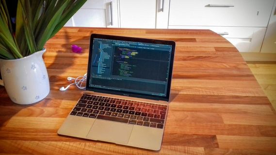 英国，诺思维奇，macbook，work，笔记本电脑，modern，kitchen，table