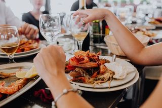 烤混合海鲜包括螃蟹、贻贝、大虾、鱿鱼