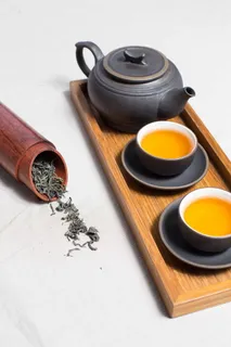 带茶杯的黑色陶瓷茶壶