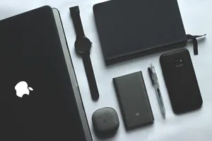 黑色MacBook、手表、智能手机和笔记本电脑