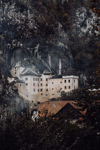 斯洛文尼亚波斯托尼亚洞穴口的Predjama城堡