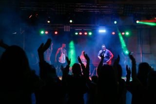 舞台上表演的一群男人