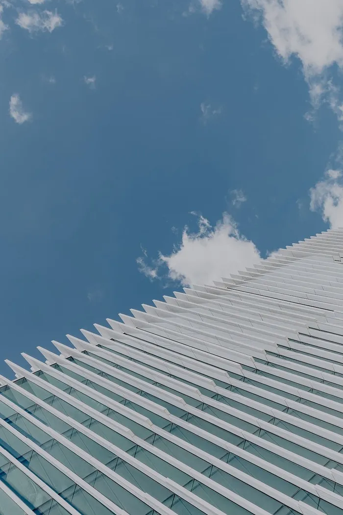 现代白色建筑，建筑师艾利斯·马泰乌斯的EDP总部，葡萄牙里斯本