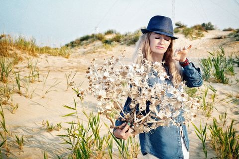 女士,穿着,蓝色,牛仔夹克,手持,白色,花朵,白天 女士,穿着,蓝色,牛仔夹克,手持,白色,花朵,白天