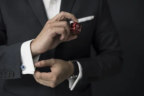 人,持有,骰子,衣服衬衫,商业,西装,商人,专业 人,持有,骰子,衣服衬衫,商业,西装,商人,专业