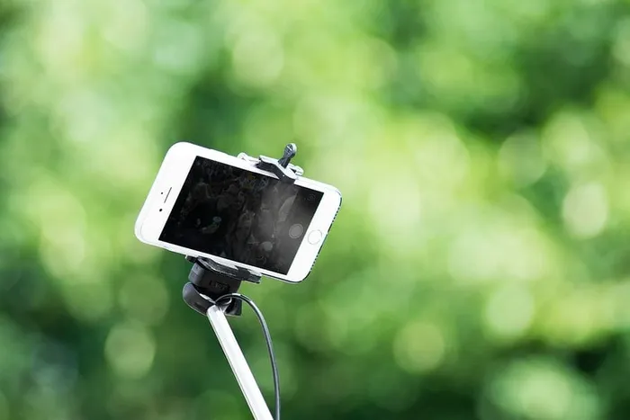 银色iphone 6，自拍，自拍棒，自拍棒，手机，照片，相机，镜头