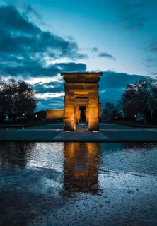 水体附近的灰色建筑结构