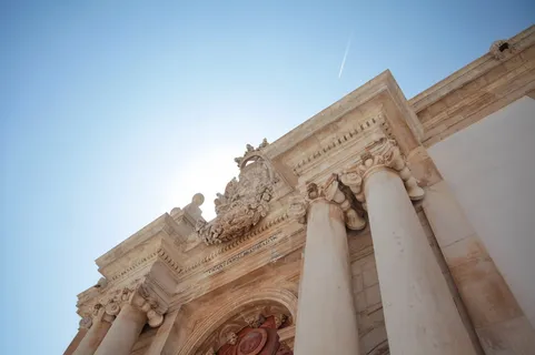 白色混凝土建筑的低角度摄影