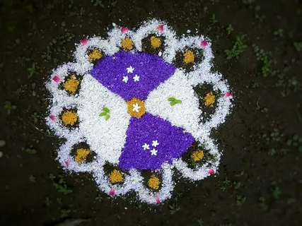 pookkalam、花卉朗格利、欧南、椰子片、花卉设计、艺术与工艺、创意、特写 pookkalam、花卉朗格利、欧南、椰子片、花卉设计、艺术与工艺、创意、特写