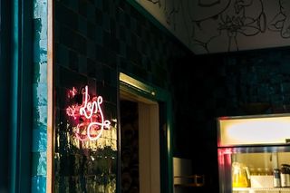 靠近开放式窗户和玻璃展示架的玻璃板上安装的霓虹灯较少