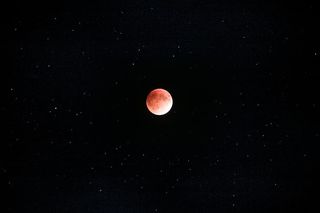 红色月亮和星星照片