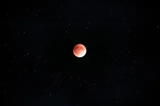 红色月亮和星星照片