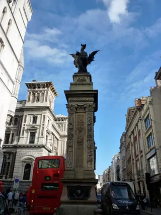 fleet street、clouds、london street、traffic、buildings、column、dragon、public