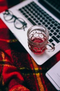 红色毯子上的苹果Macbook