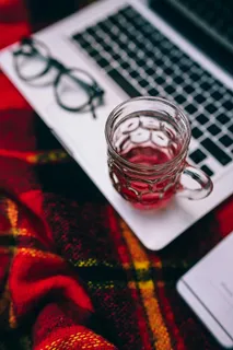 红色毯子上的苹果Macbook