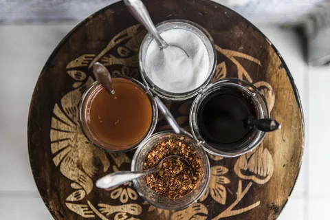 托盘上的三个香料罐 托盘上的三个香料罐