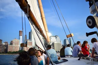 纽约，美国，下曼哈顿，人们，帆船巡航，美丽的一天，纽约市，纽约市