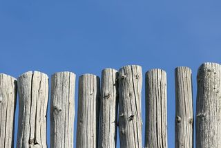 电线杆、木材、栅栏、磨损、褪色、太阳漂白、蓝天、天然